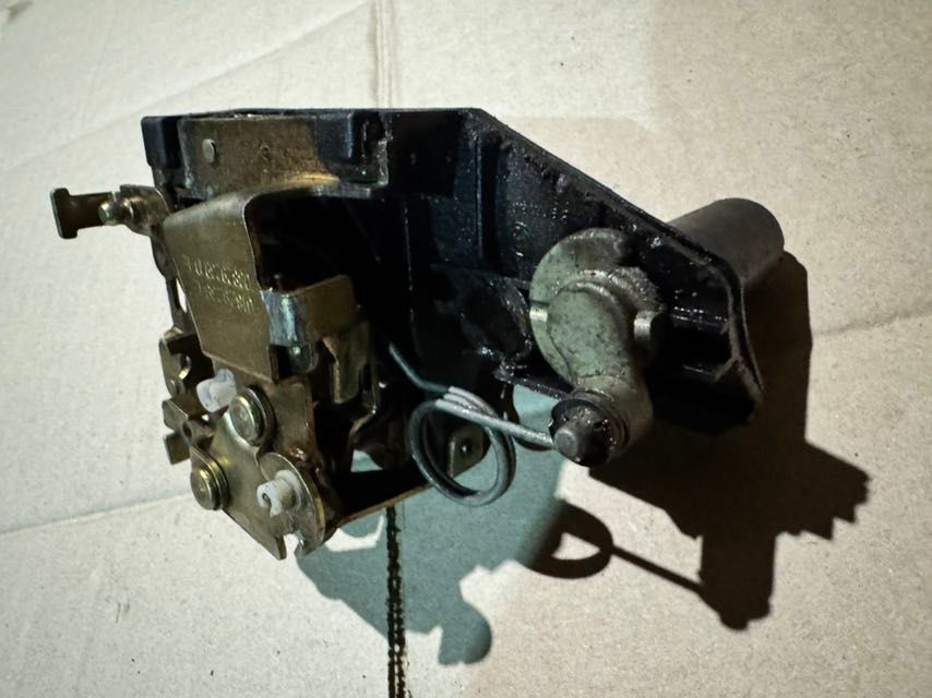 Замок кришки багажника (ляди) Volkswagen T4 1990-2003