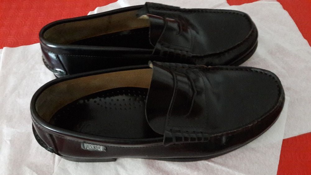 Par de Sapatos Novos em Pele Genuína - tam40