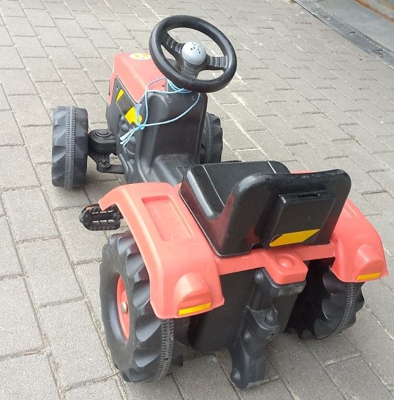 Zabawka traktorek na pedały