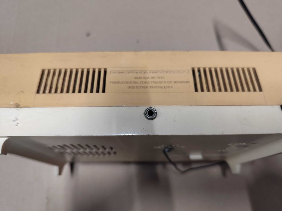 Rádio despertador antigo