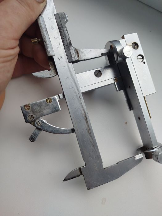 Припаратоводій до мікроскопа.