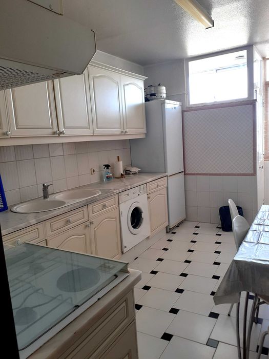 INDISPONÍVEL - Quarto individual a estudante ou jovem trabalhadora. Localização excelente junto ao metro da Ameixoeira (Lumiar) - linha amarela
