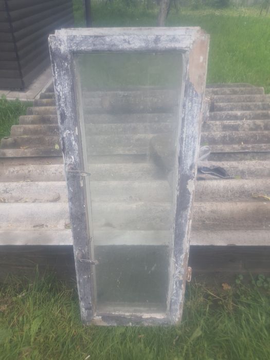 Старі вікна і двері на балкон дерев'яні