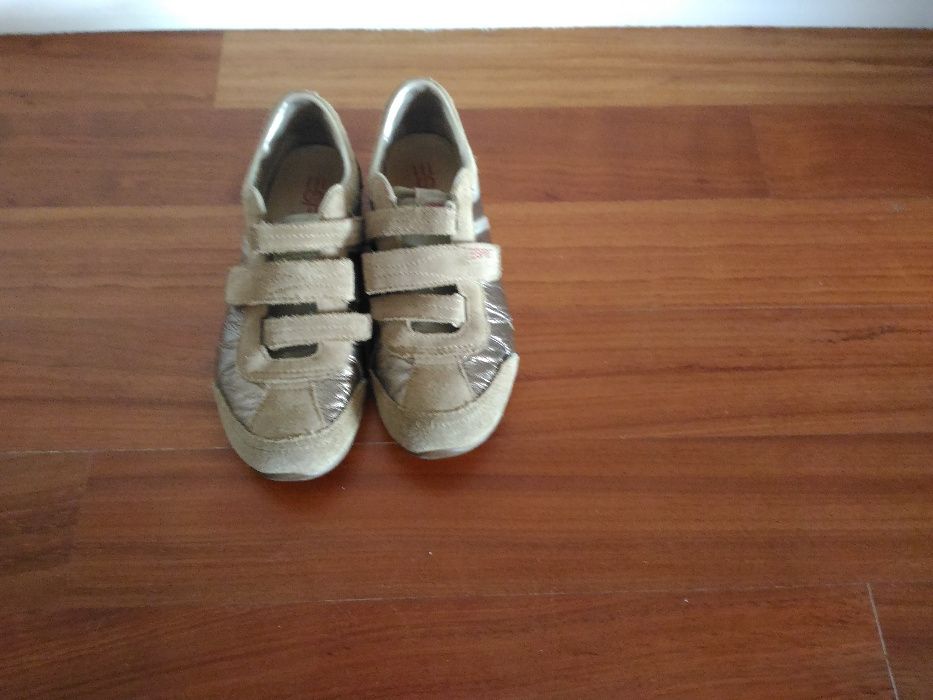 Sapatilhas em pele genuína de tamanho 36.