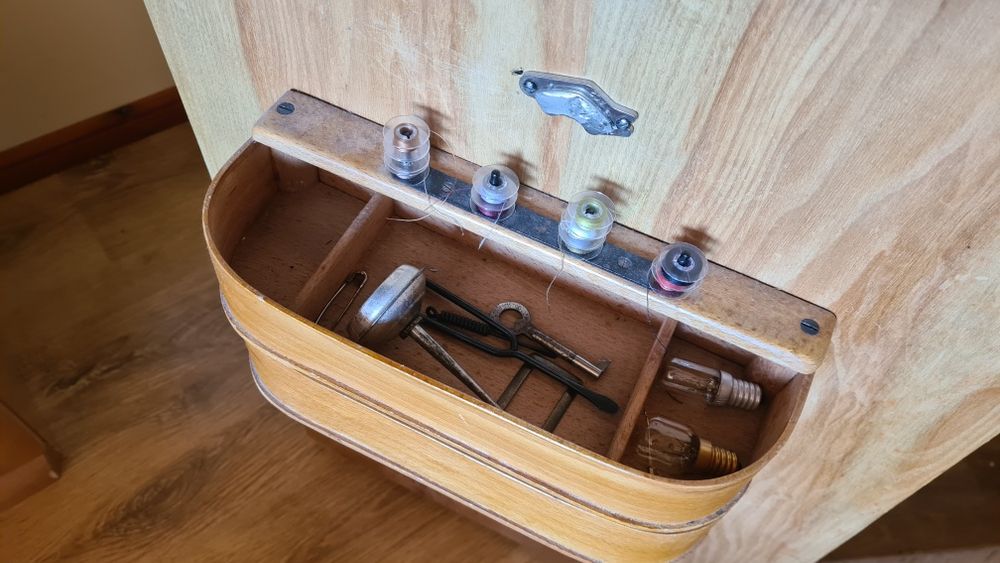 Maszyna do szycia Textima z szafką.