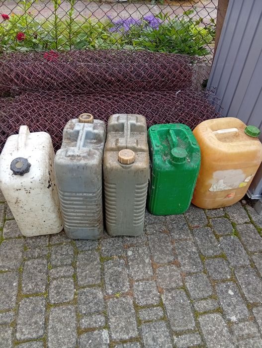 Pięć dużych kanistrów na paliwo