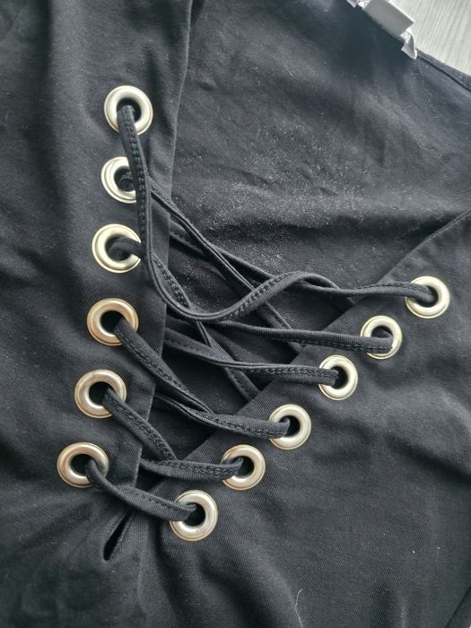 Wiązane sznurowane body na dekoldzie