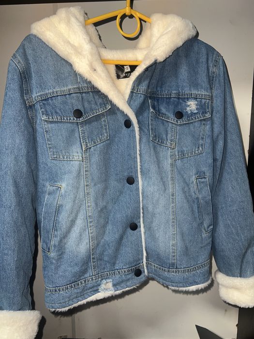 Утеплена джинсовка з капюшоном та теплим хутром (розмір М)