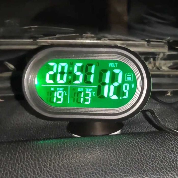 Часы в авто с термометром и вольтметром – все под вашим контролем!