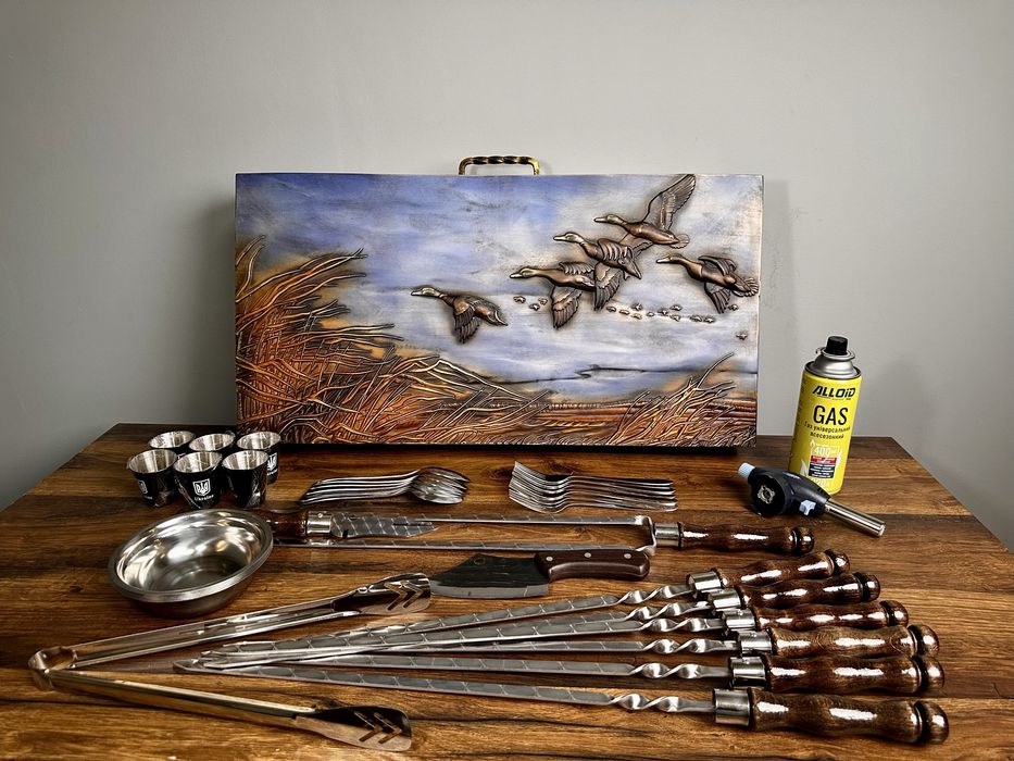 Деревʼяний кейс з шампурами