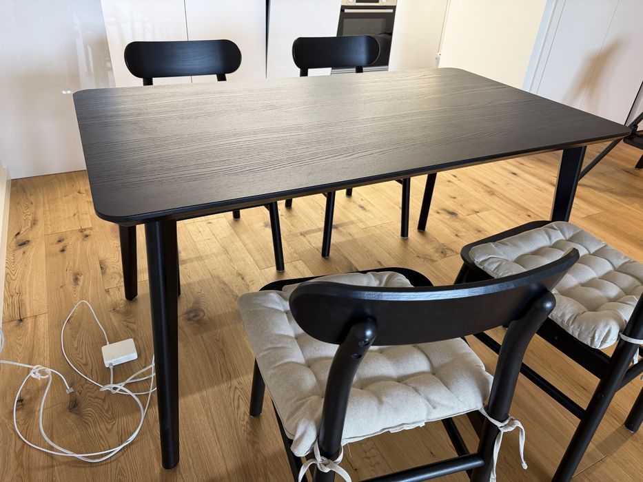 Mesa de jantar e 4 cadeiras