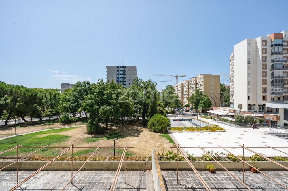 Apartamento T2 com Garagem para Arrendamento - Metro do Campo Grande