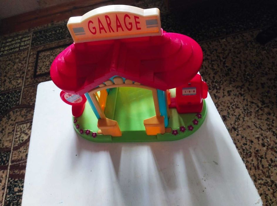 Детская игрушка: Гараж  у дома.