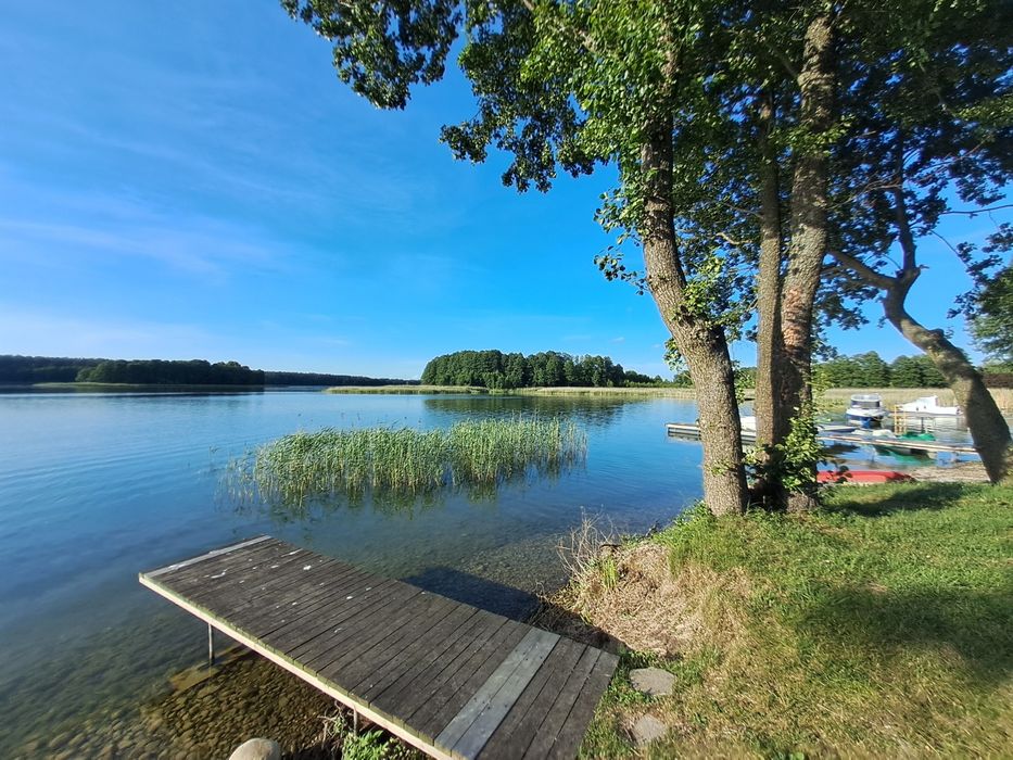 Przytulny domek z pomostami , plażą, placem zabaw