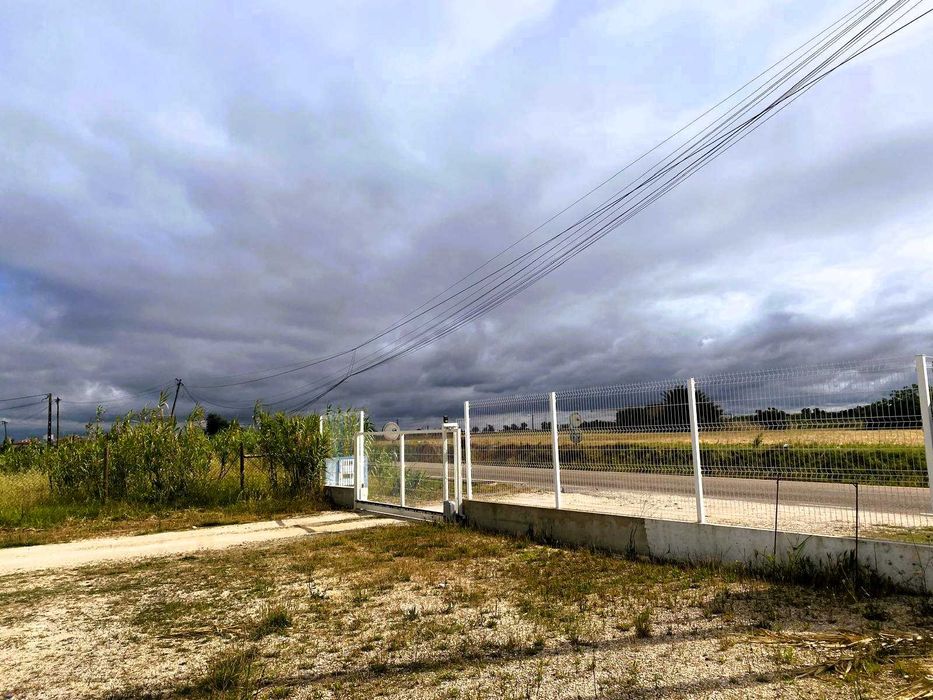 Arrenda-se Armazém em Benavente, bom estado, com contracto.
