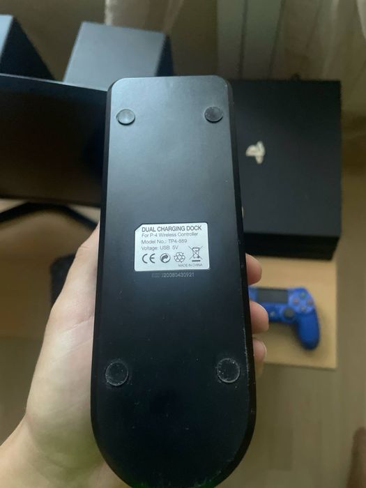 Комплект: PS4 Pro,  3 джойстика, монітор