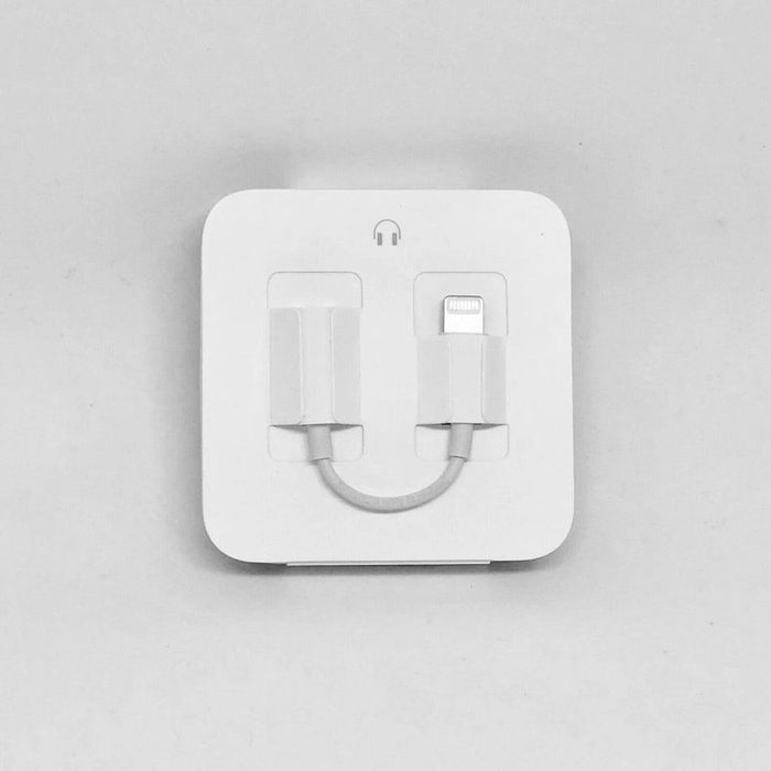 Оригинальный переходник  Lightning для навушников разъемом 3,5 mm Apple IPhone