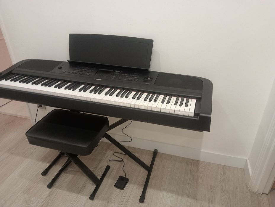 Yamaha DGX 670 88 teclas