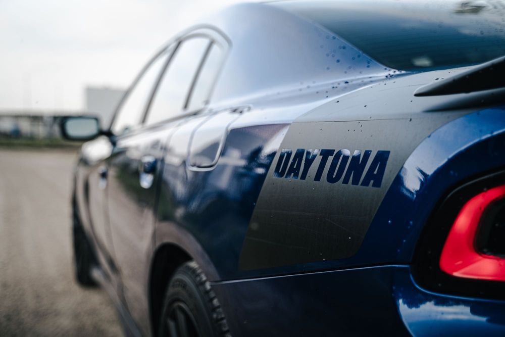 Wynajem Dodge Charger Daytona 6.4L HEMI SRT wypożyczalnia samochodów