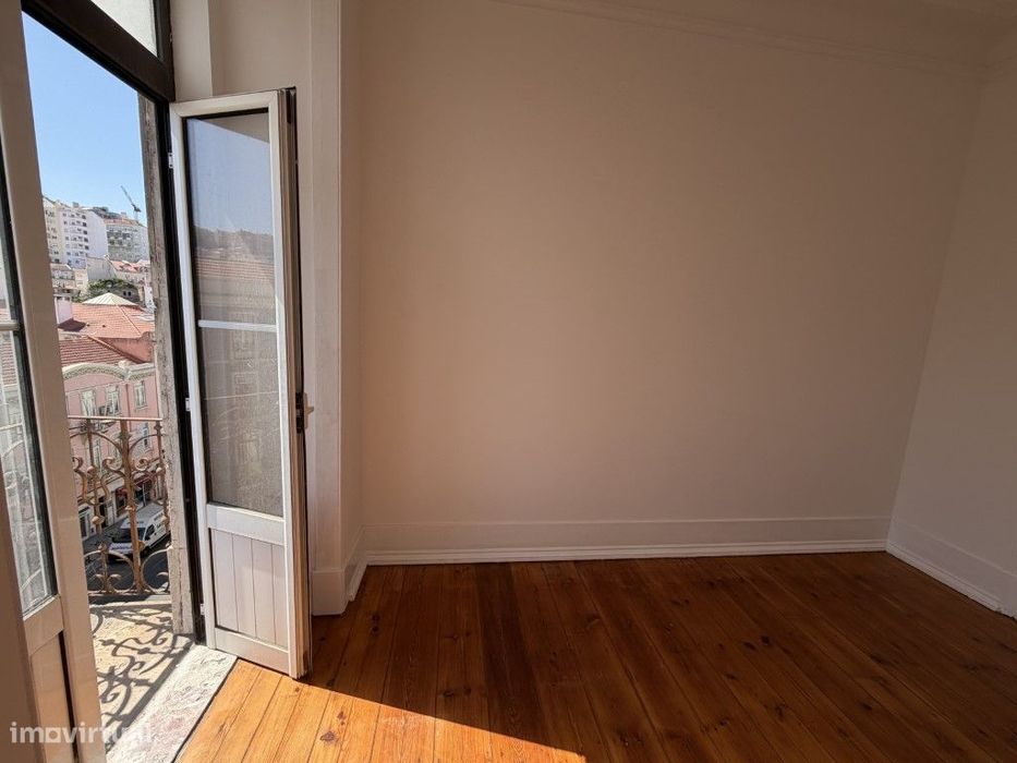 Venda de Apartamento com 7 assoalhadas na Avenida Almirante Reis