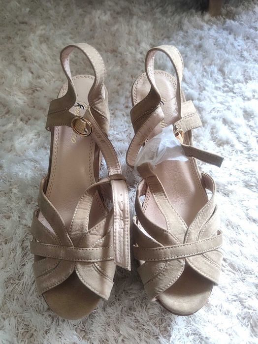 Sandálias Festissimo – Tamanho 40 – NOVAS – Bege / Preta