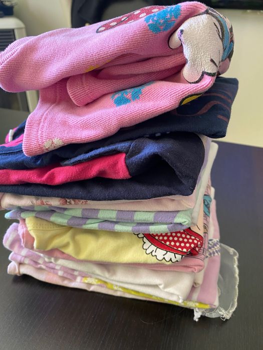 Várias roupas de menina