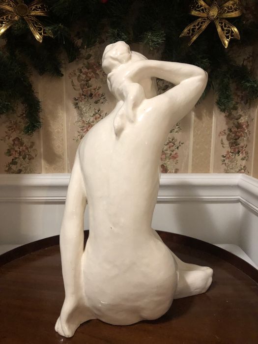 Duza ceramiczna figura- dziewczyna z kokiem