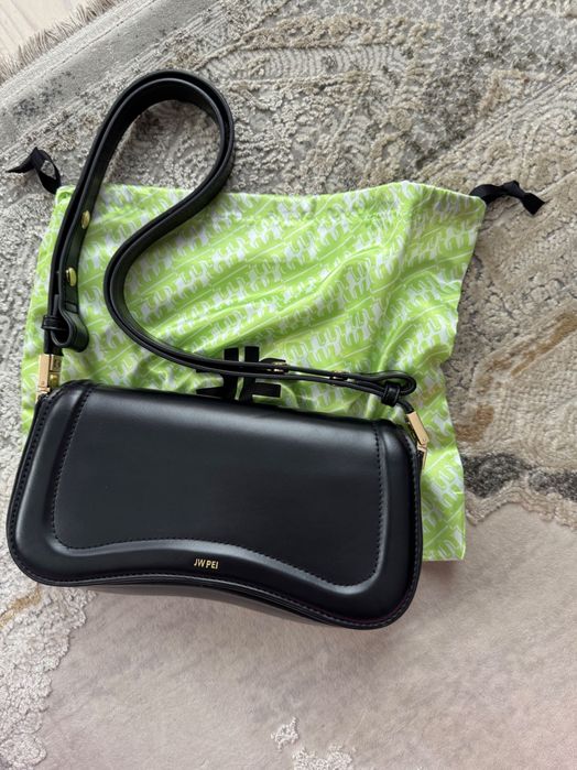 Оригінальна сумка JW PEI через плече в чорному кольорі