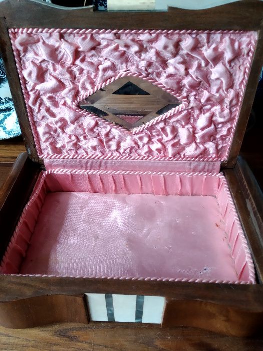 Pratos antigos e caixas de madeira.