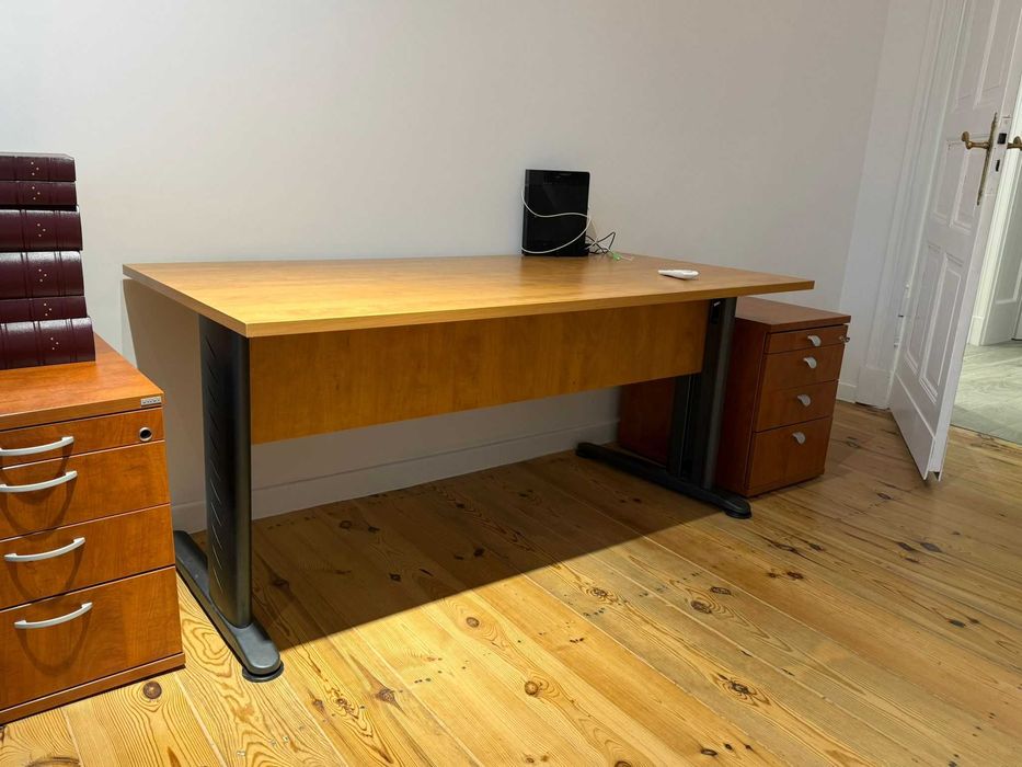 Stół drewniany, idealny do biura
