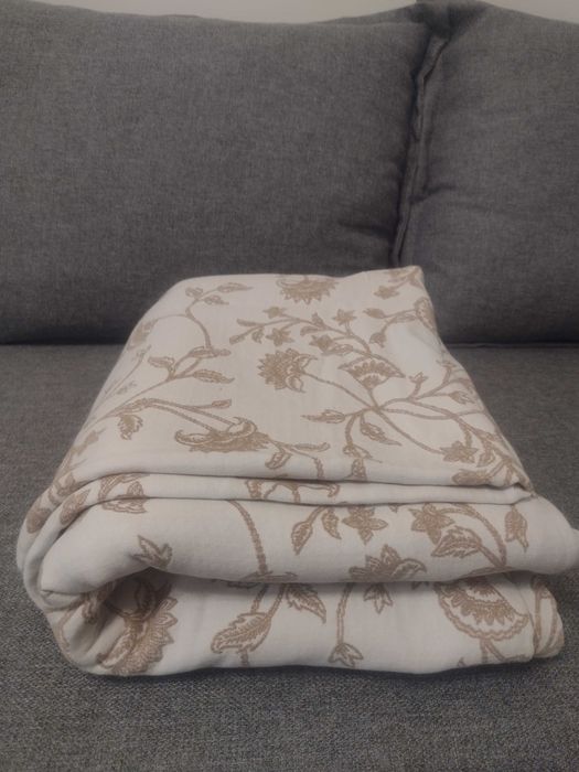 Narzuta kremowa w roślinne wzory