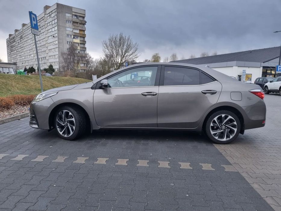 Toyota Corolla Z polskiego salonu, garażowany