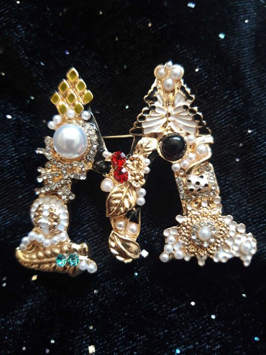 Broszka z litera M styl glamour