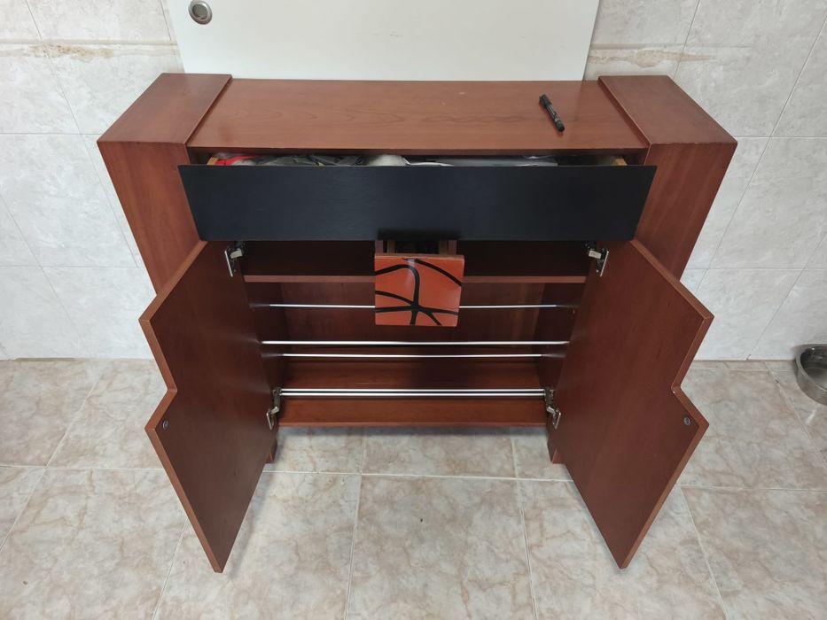 Dois móveis de entrada em cerejeira.