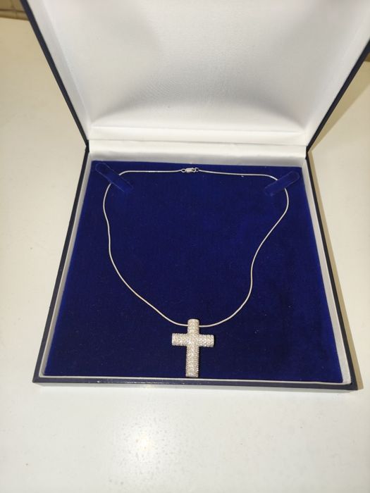 Cruz de ouro branco com diamantes