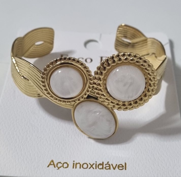 Pulseira/escrava dourada, em aço, com 3 peças em madrepérola.Ajustável