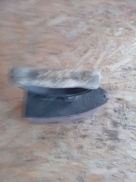 Stare żeliwne żelazko na duszę