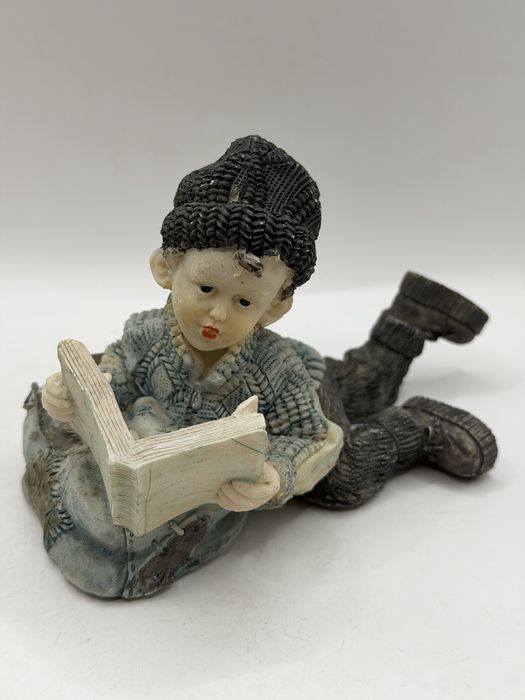 Nostalgiczne figurki dzieci czytające książki, 3 szt.