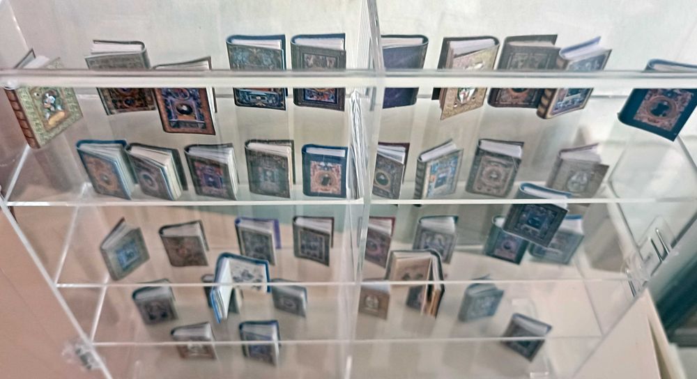 Livros miniatura casa de bonecas