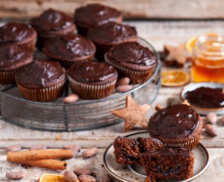 Muffinki piernikowe z powidłami i oblane czekolada gorzką