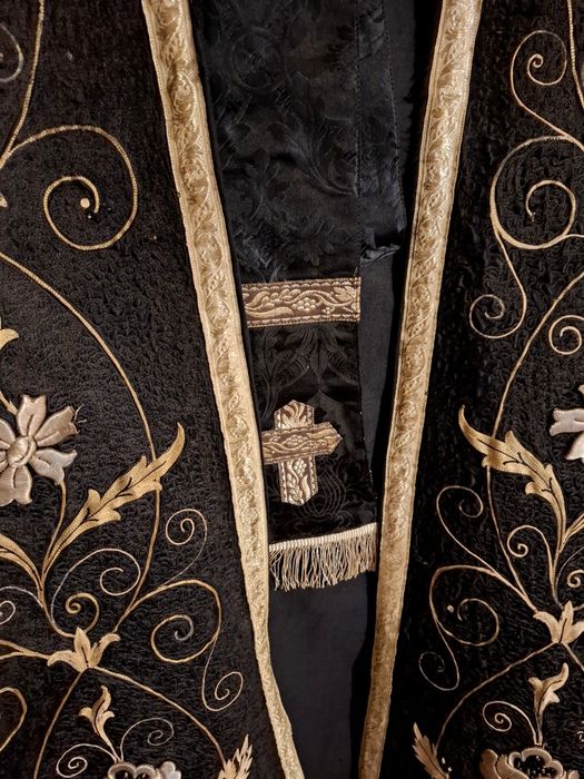 Zabytkowa kapa liturgiczna ze stułą – bogata ornamentyka, unikat