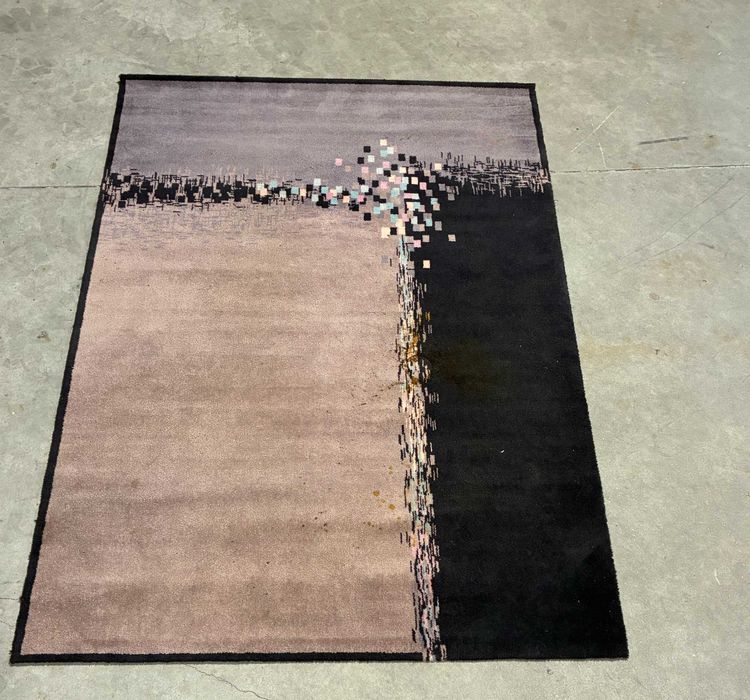 Carpete com algumas manchas - Qtd. 1 Und.