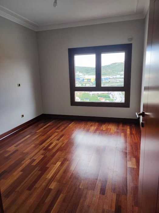 Arrendamento de apartamento T3 c/ dois lugares de parqueamento na Quinta do Almirante
