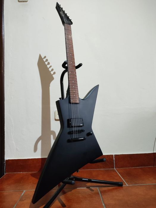 ESP LTD EX-201 Black Satin equipada com EMG 81