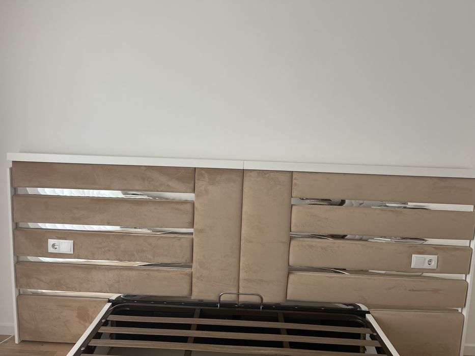 Cama estufada camel, com LED e estrado elevatório