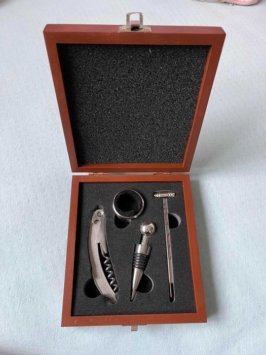 Komplet akcesoriów do wina (zestaw sommelierski)