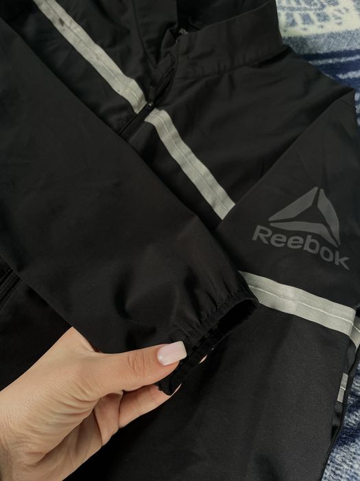 Жіноча чорна вітрівка Reebok.