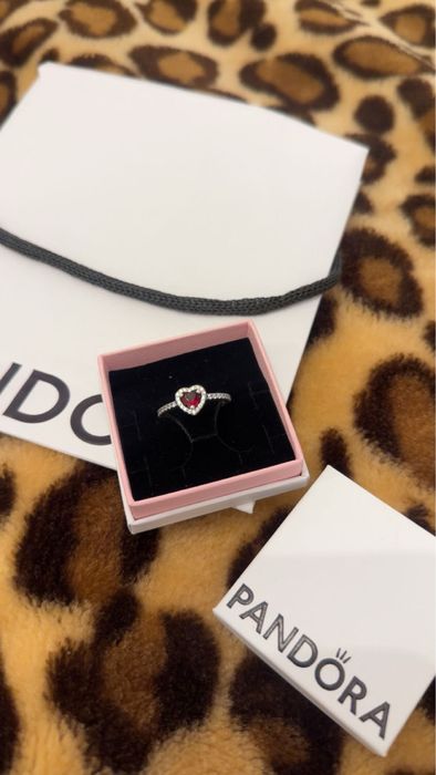 Pandora pierscionek z kamieniem w ksztalcie serca