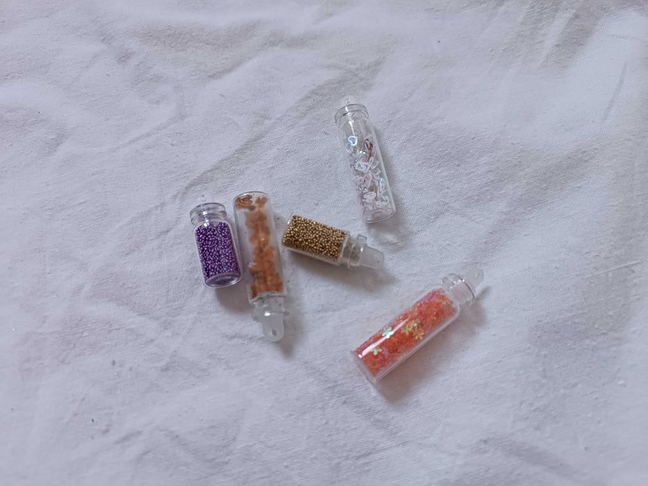 zestaw ozdób do paznokci lub prac artystycznych