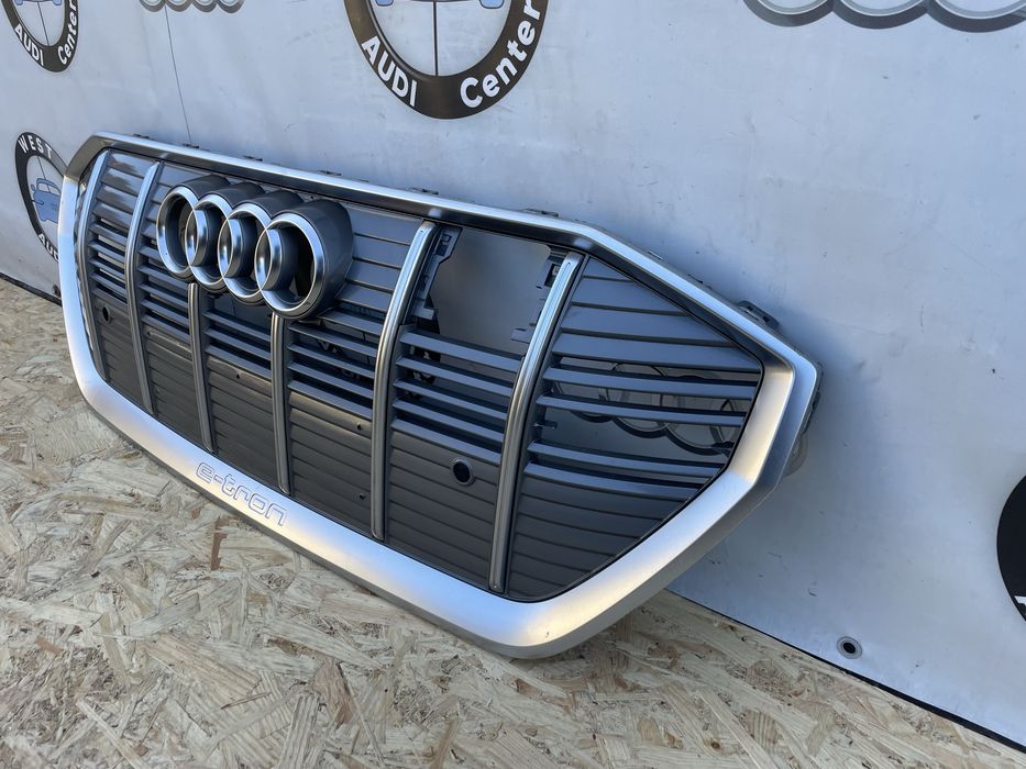 Решітка Радіатора Ауді Е-трон Центральна Решітка Audi E Tron 4ke